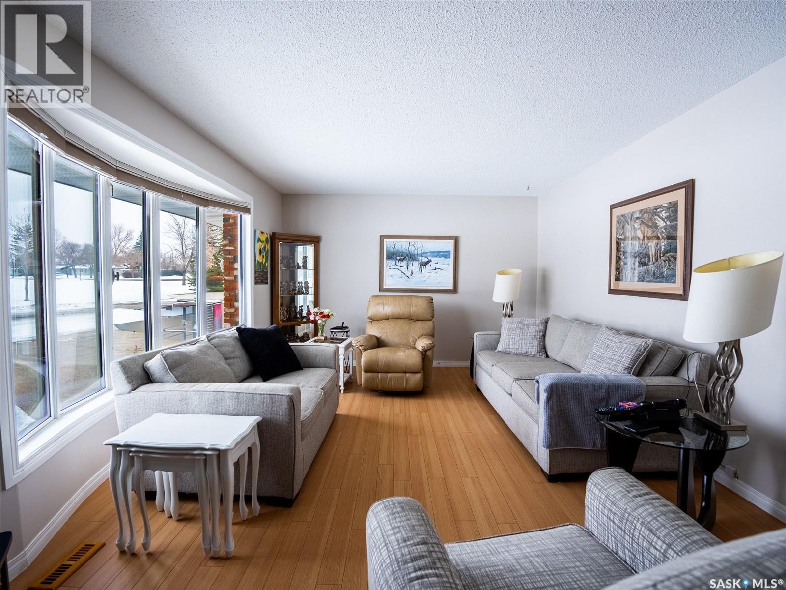 15 Dickinson Crescent, Regina, SK - Indoor Photo Showing Living Room