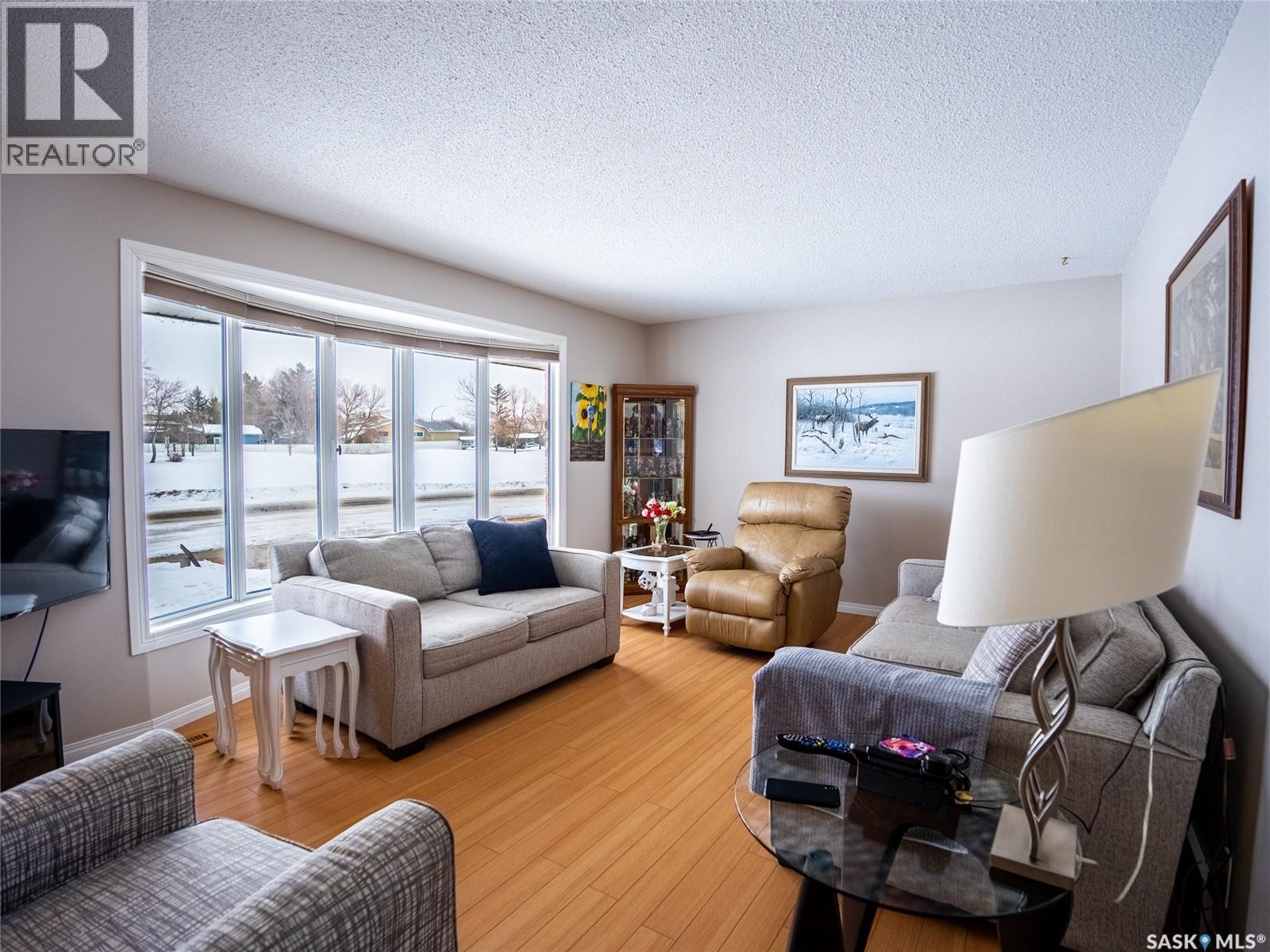 15 Dickinson Crescent, Regina, SK - Indoor Photo Showing Living Room
