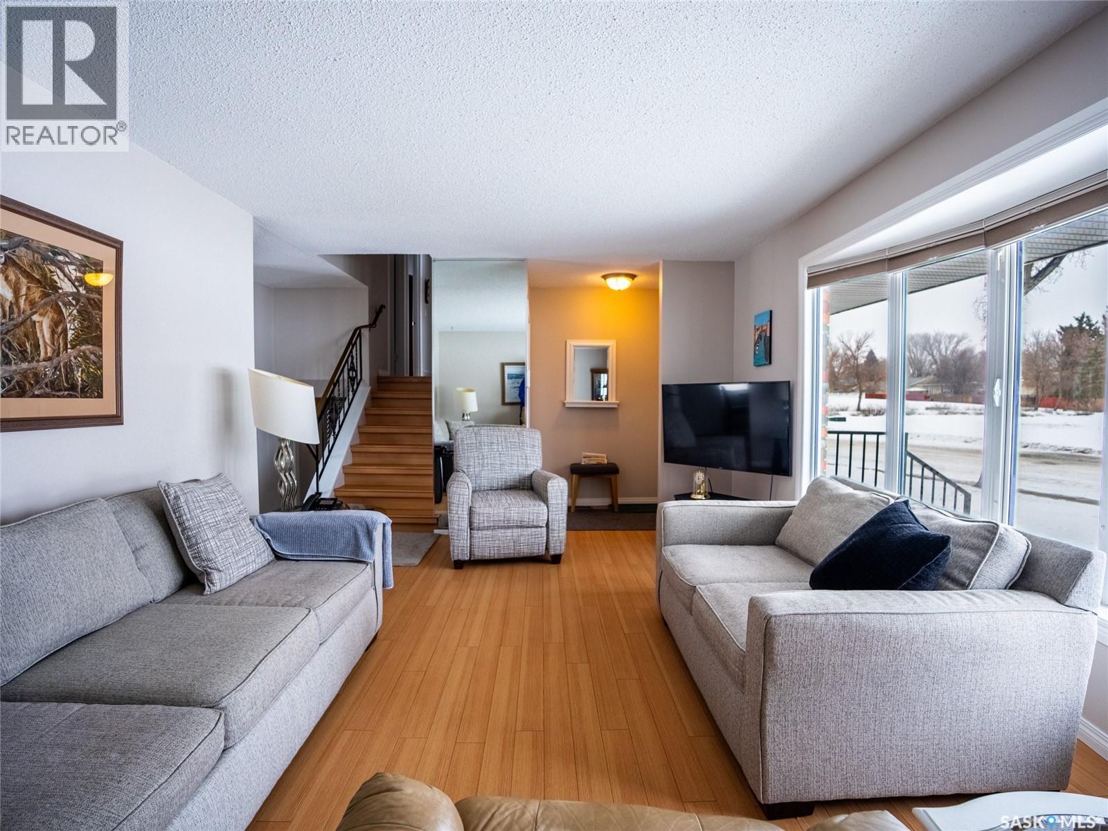 15 Dickinson Crescent, Regina, SK - Indoor Photo Showing Living Room