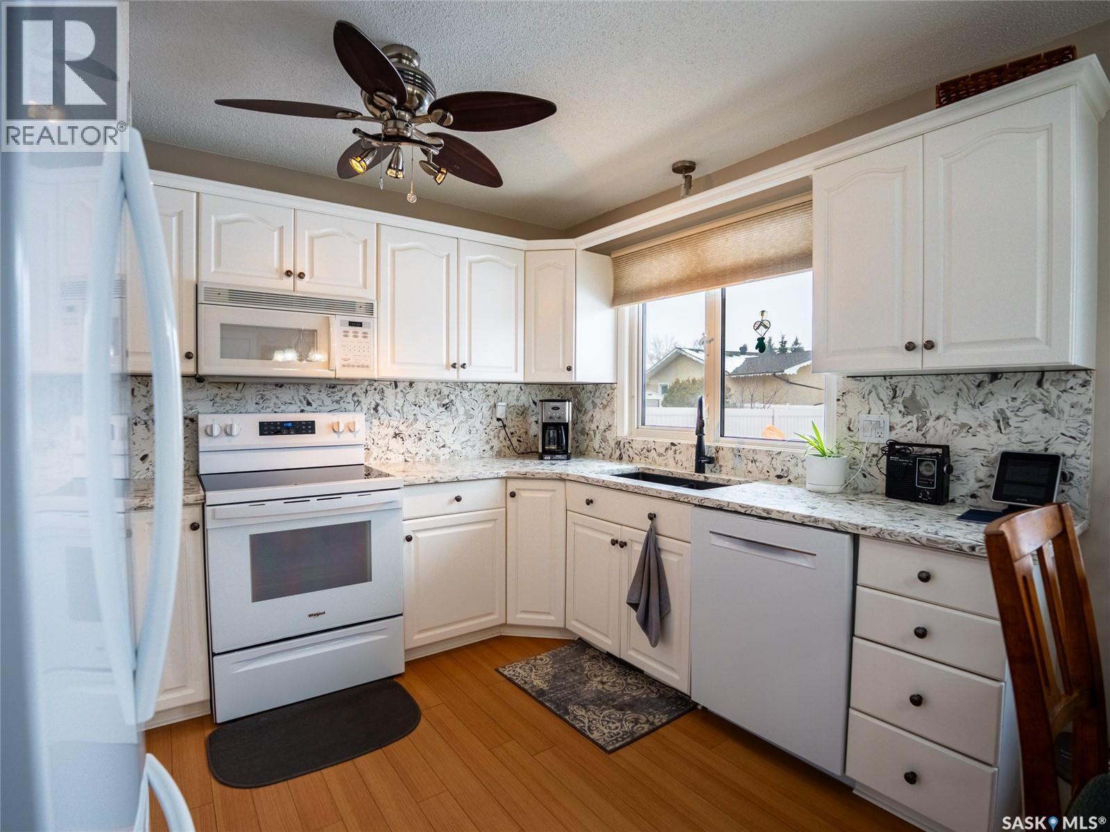 15 Dickinson Crescent, Regina, SK - Indoor Photo Showing Kitchen
