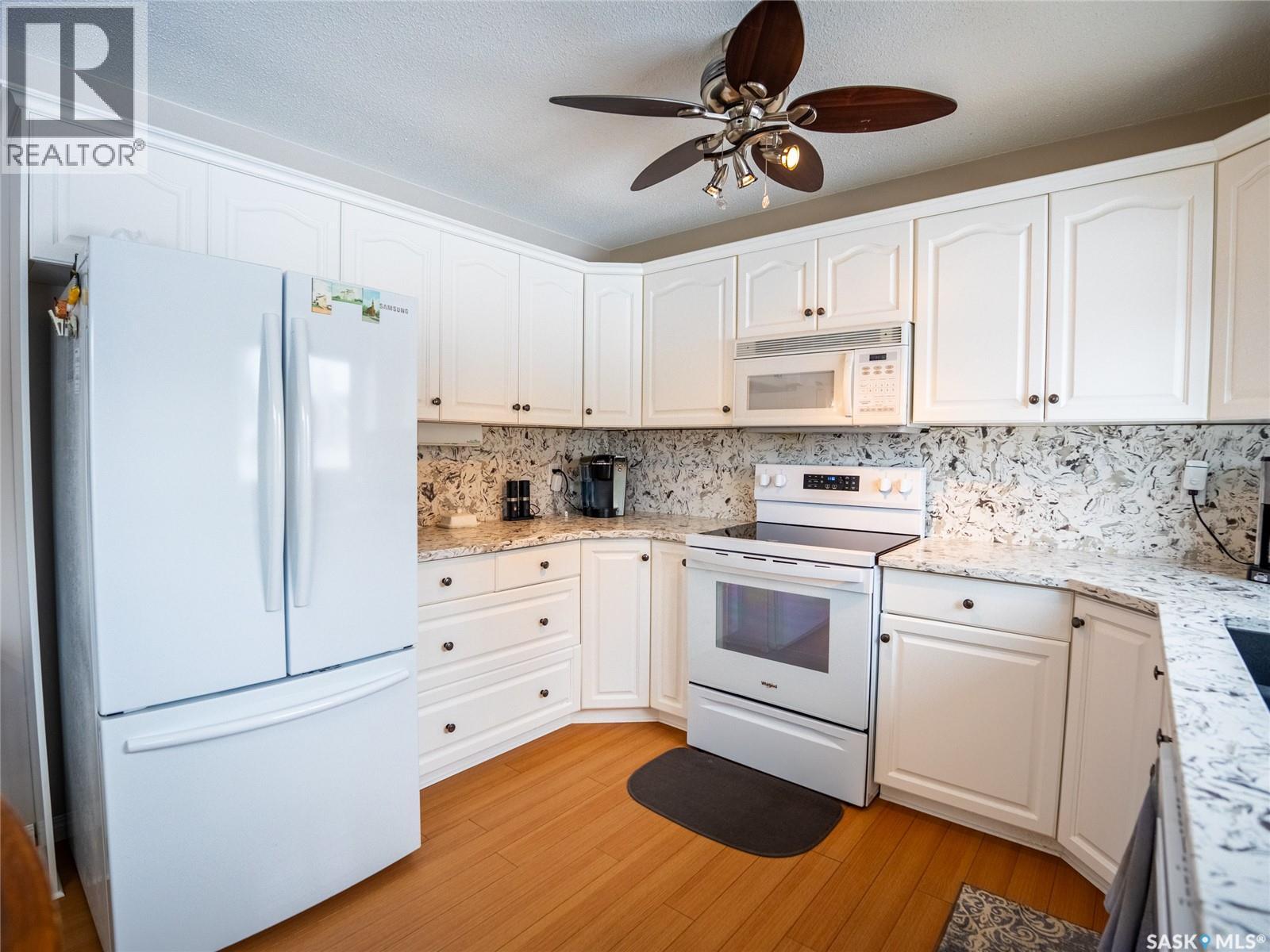 15 Dickinson Crescent, Regina, SK - Indoor Photo Showing Kitchen