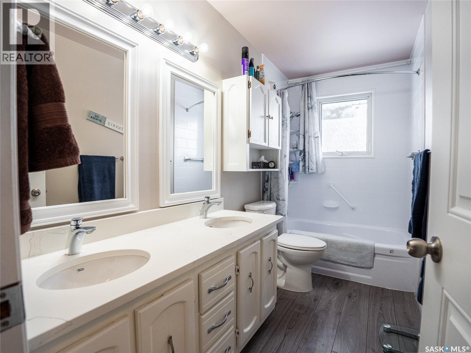 15 Dickinson Crescent, Regina, SK - Indoor Photo Showing Bathroom
