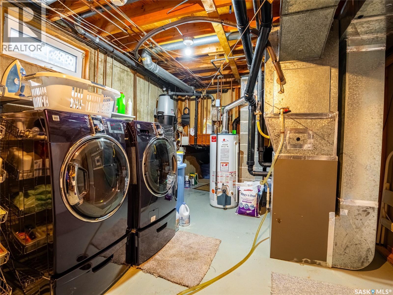 15 Dickinson Crescent, Regina, SK - Indoor Photo Showing Laundry Room