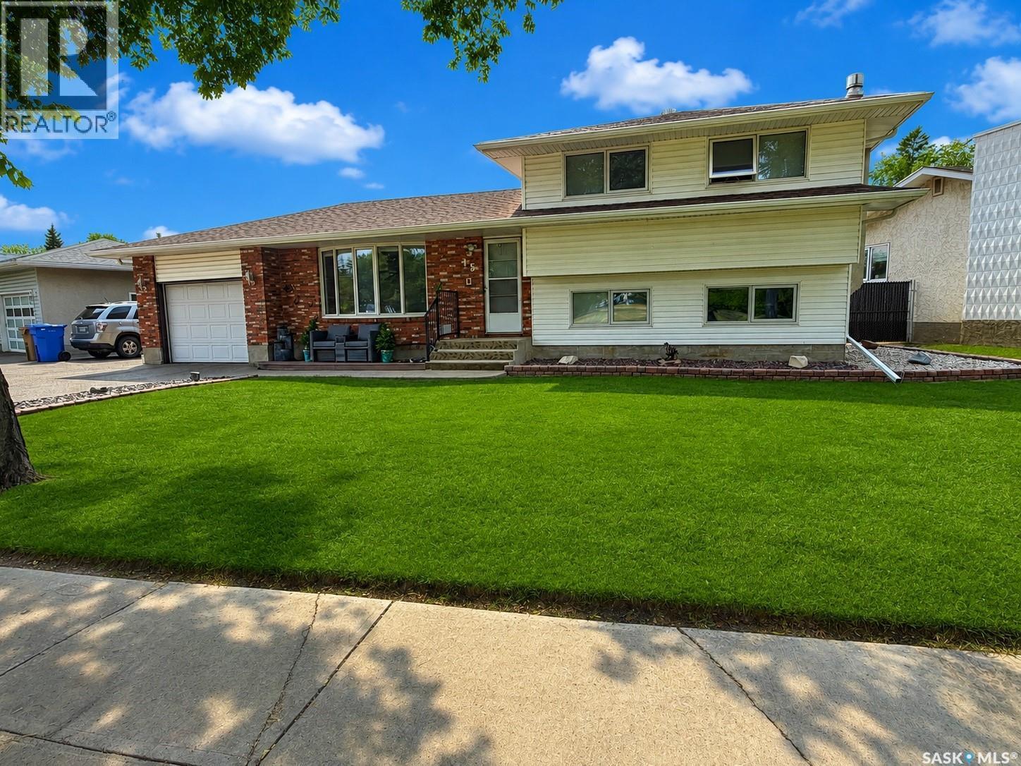 15 Dickinson Crescent, Regina, SK - Outdoor