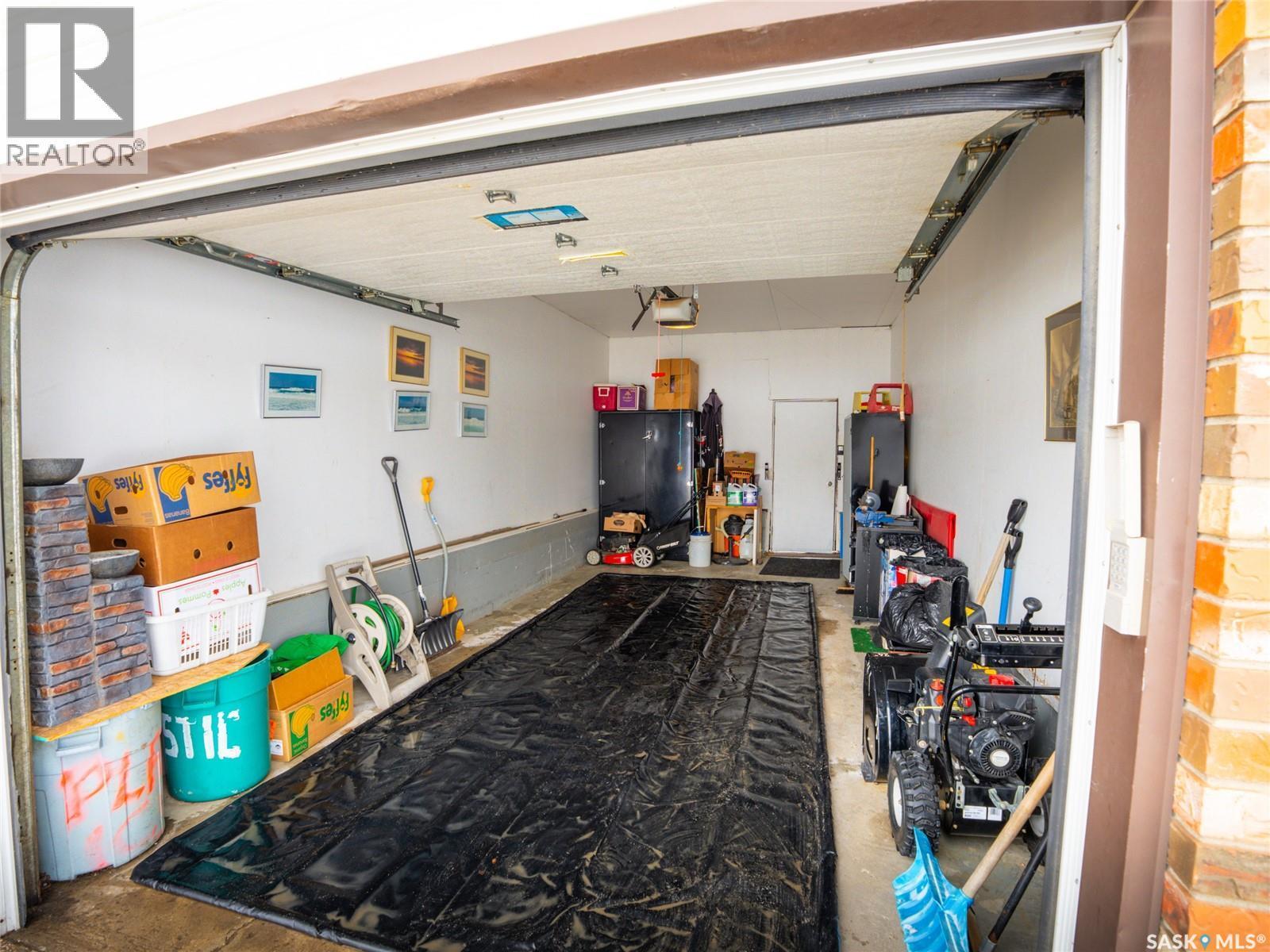 15 Dickinson Crescent, Regina, SK - Indoor