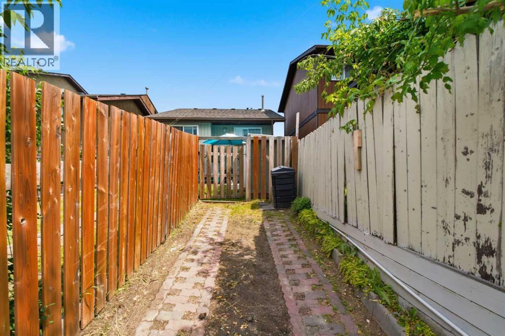 4227 49 Street Ne, Calgary, AB - Outdoor