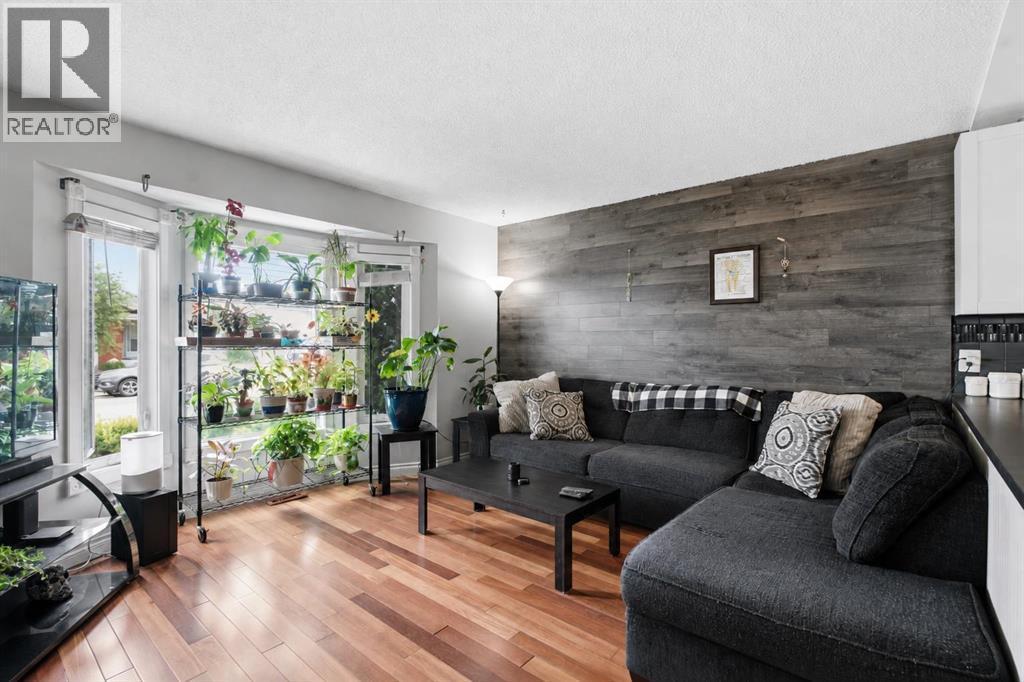 4227 49 Street Ne, Calgary, AB - Indoor Photo Showing Living Room