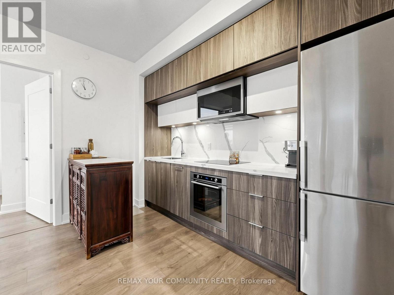 963 - 25 Adra Grado Way, Toronto, ON - Indoor Photo Showing Kitchen With Upgraded Kitchen