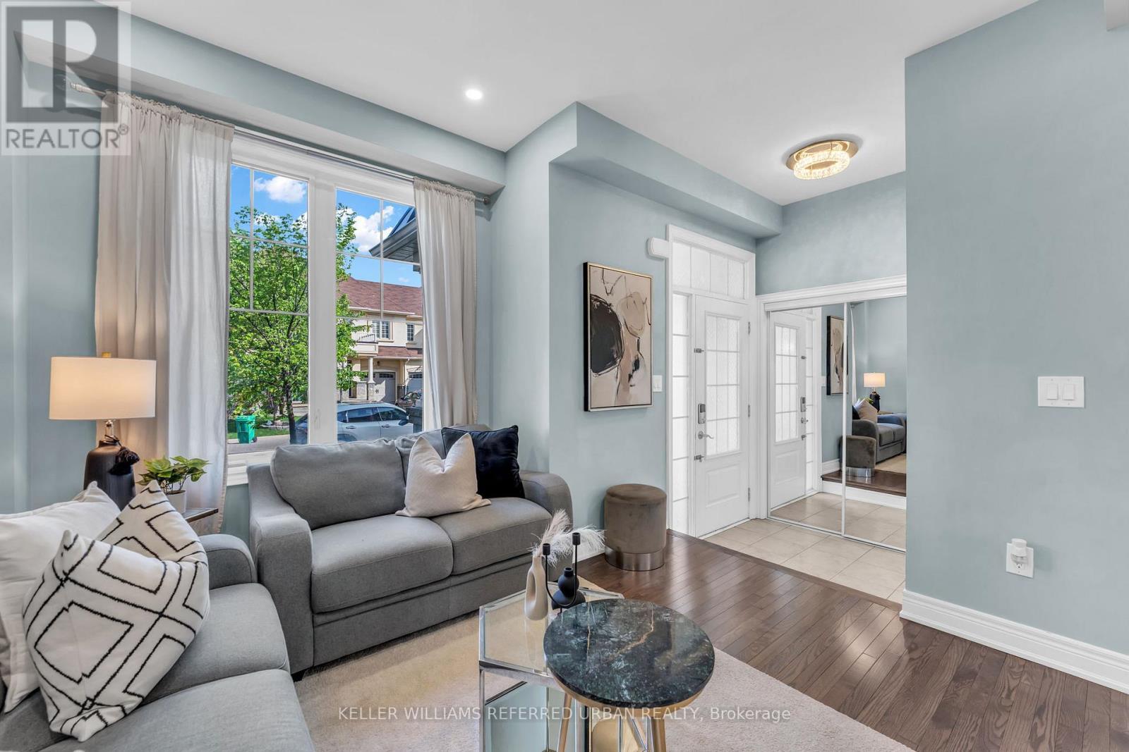 36 Ledger Point Crescent, Brampton, ON - Indoor Photo Showing Living Room