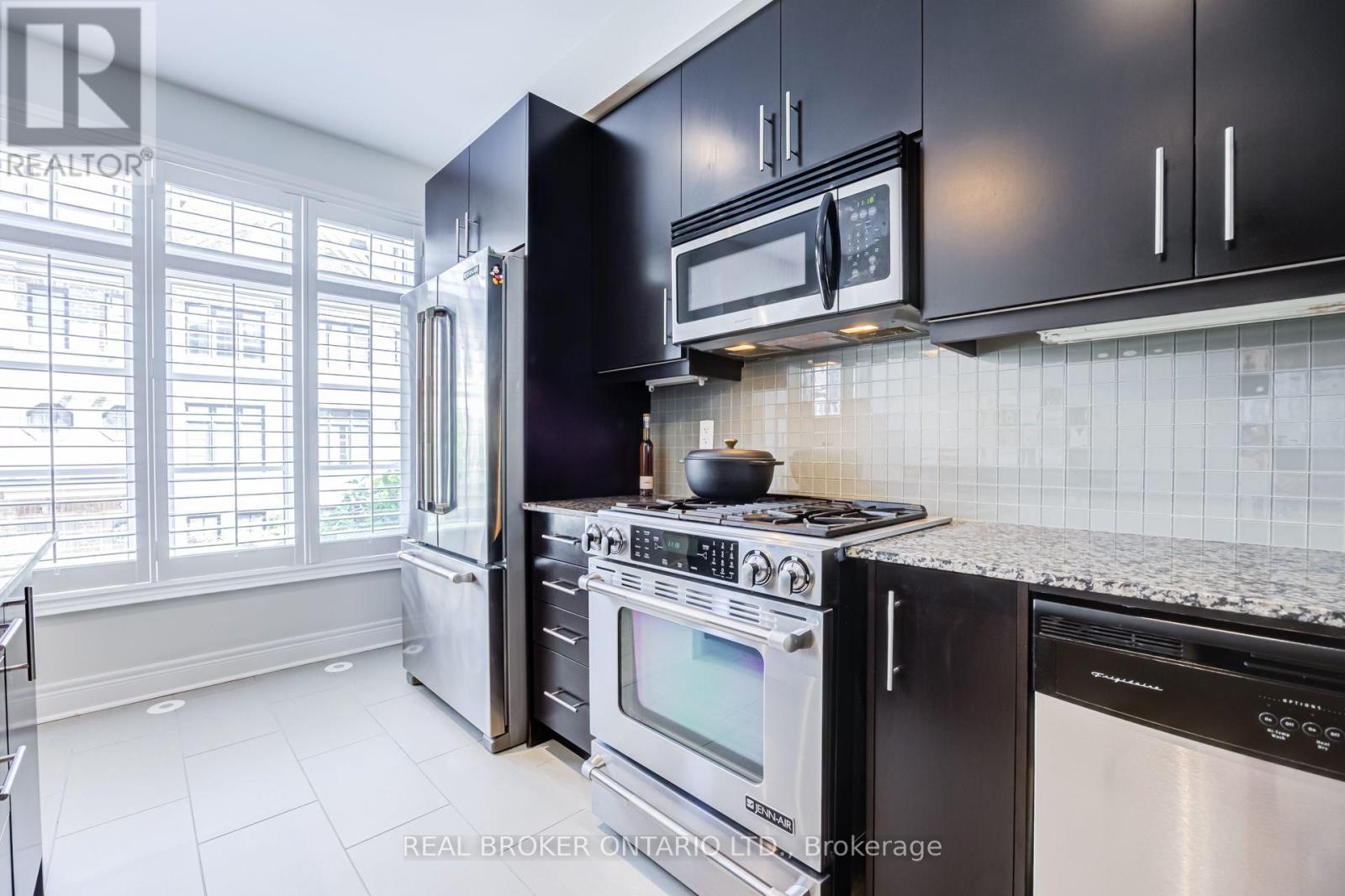 39 Ruby Lang Lane, Toronto, ON - Indoor Photo Showing Kitchen With Upgraded Kitchen