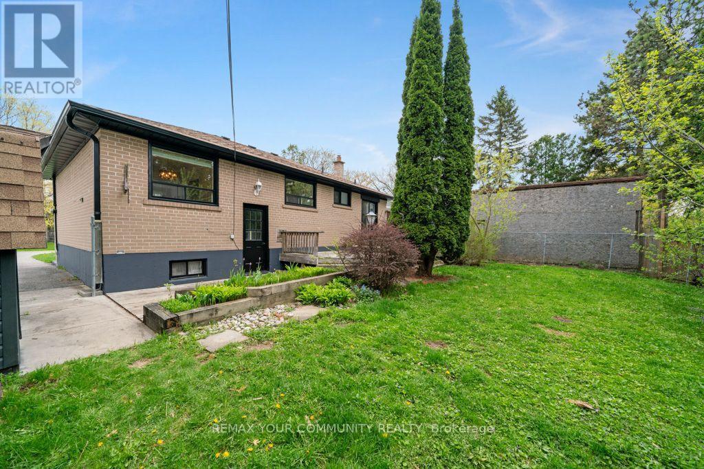 Lower Unit - 14 Webster Drive, Aurora, ON - Outdoor