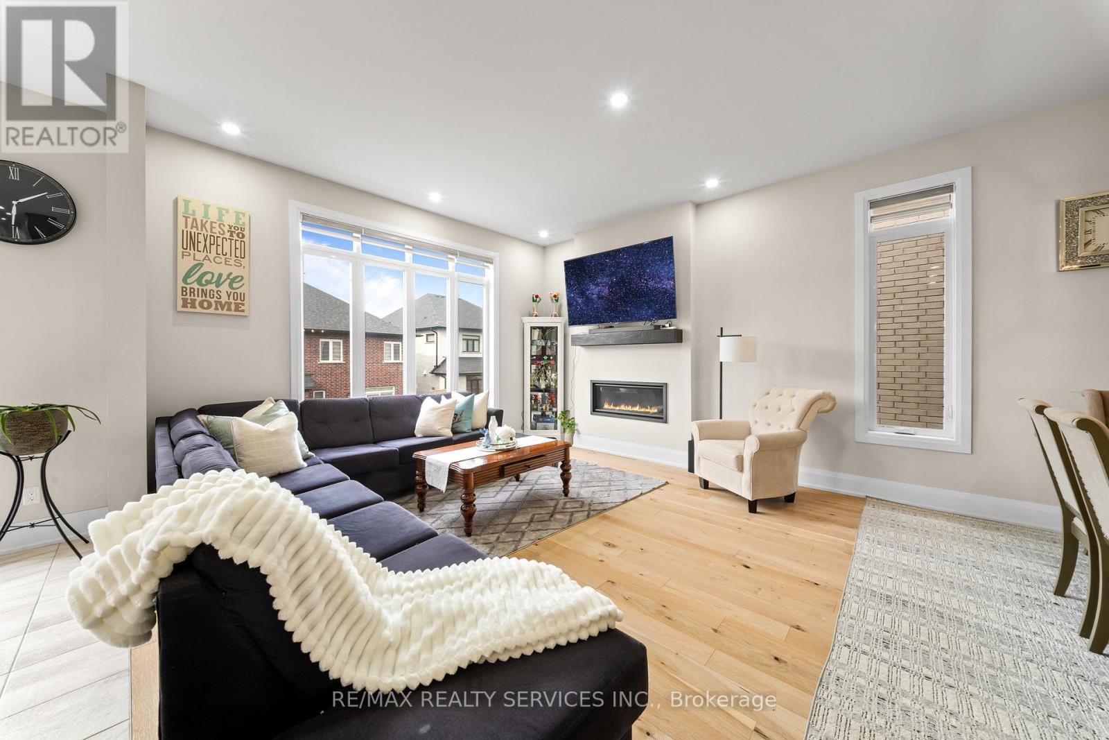 130 Pondcliffe Drive, Kitchener, ON - Indoor Photo Showing Living Room With Fireplace