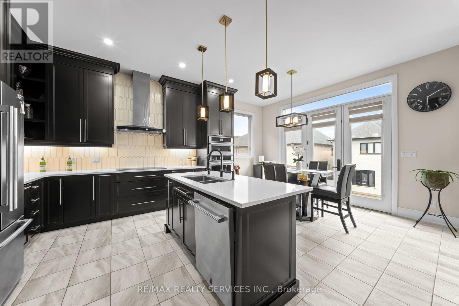 130 Pondcliffe Drive, Kitchener, ON - Indoor Photo Showing Kitchen With Double Sink With Upgraded Kitchen