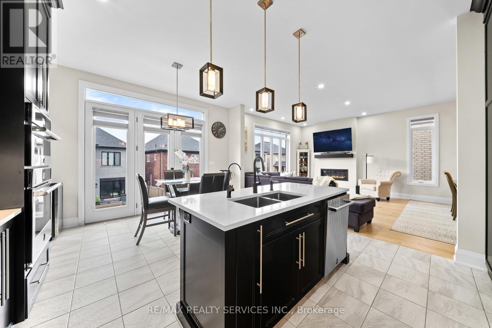 130 Pondcliffe Drive, Kitchener, ON - Indoor Photo Showing Kitchen With Double Sink With Upgraded Kitchen