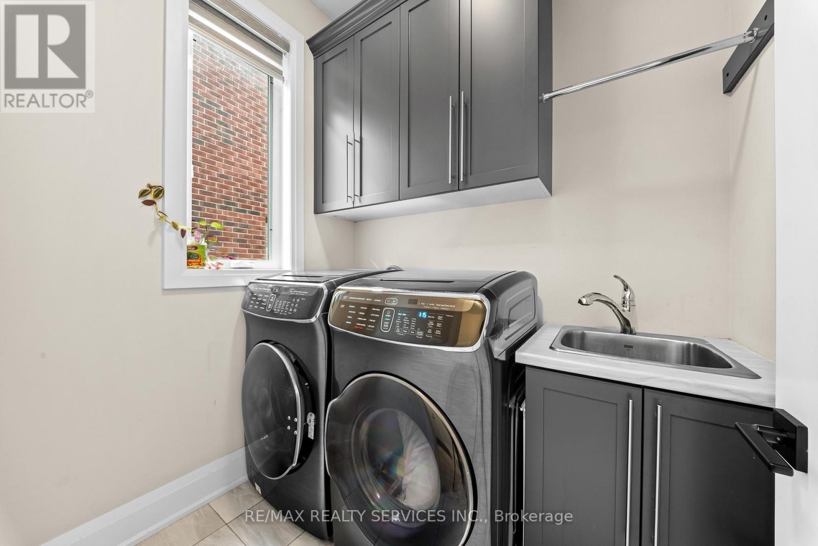 130 Pondcliffe Drive, Kitchener, ON - Indoor Photo Showing Laundry Room