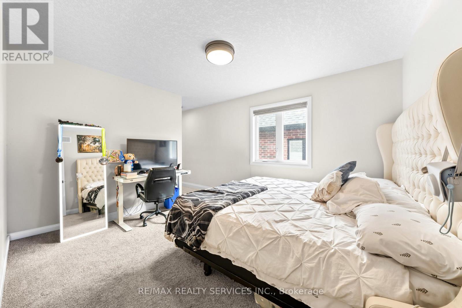 130 Pondcliffe Drive, Kitchener, ON - Indoor Photo Showing Bedroom