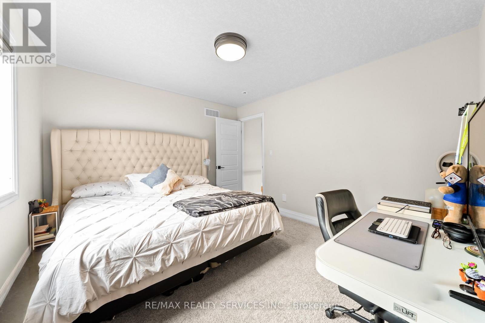 130 Pondcliffe Drive, Kitchener, ON - Indoor Photo Showing Bedroom