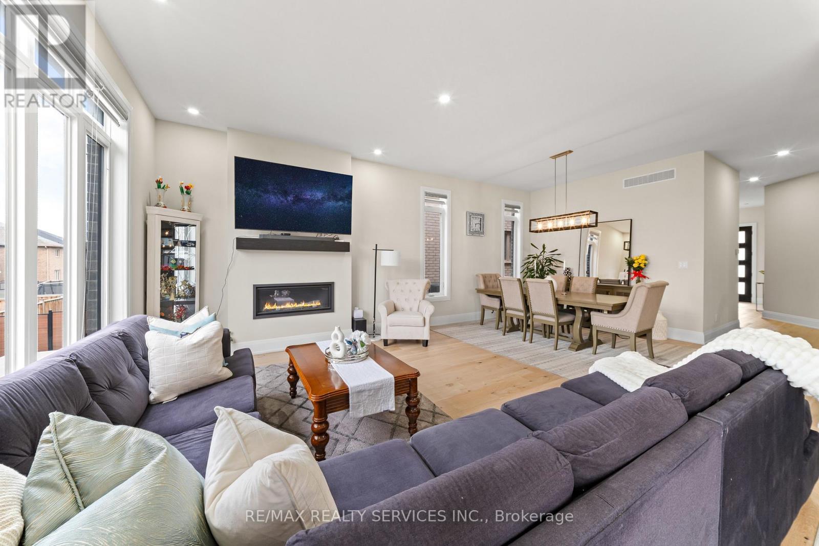 130 Pondcliffe Drive, Kitchener, ON - Indoor Photo Showing Living Room With Fireplace