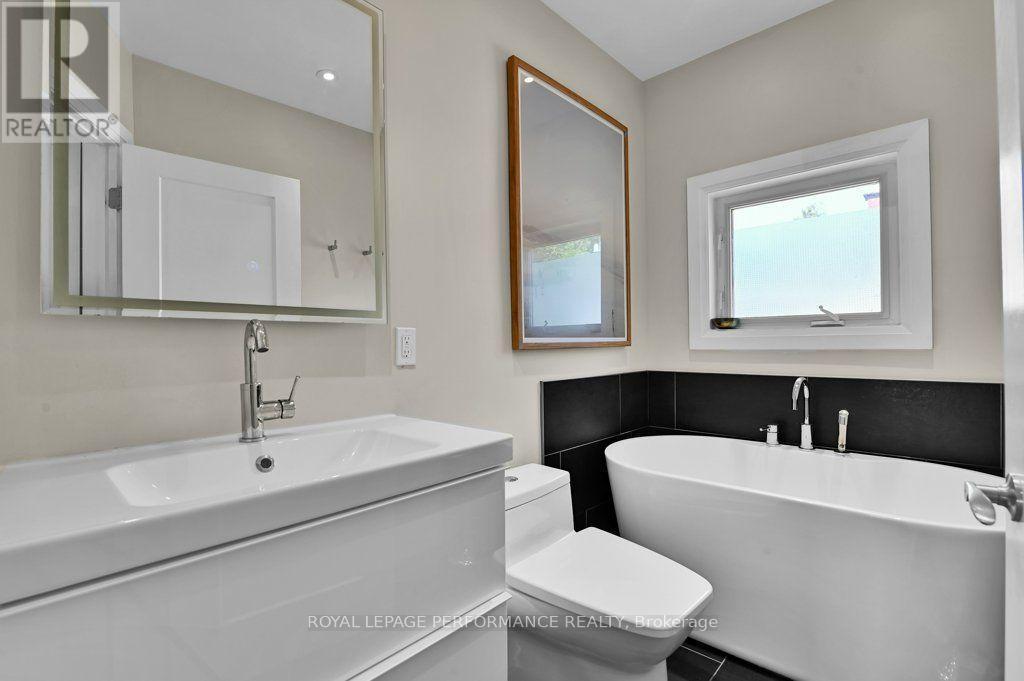 168 Stewart Street, Ottawa, ON - Indoor Photo Showing Bathroom