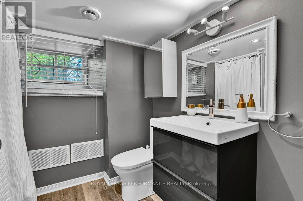 168 Stewart Street, Ottawa, ON - Indoor Photo Showing Bathroom