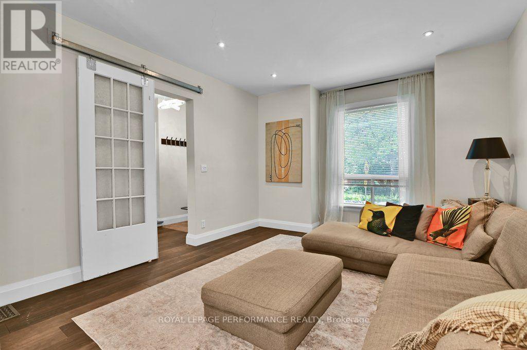 168 Stewart Street, Ottawa, ON - Indoor Photo Showing Living Room