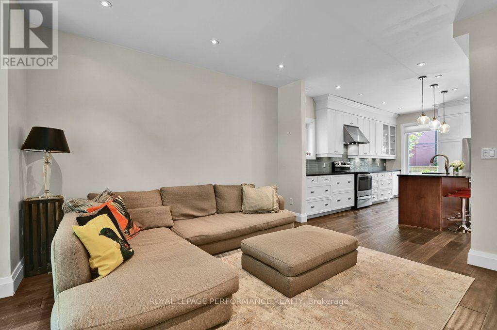 168 Stewart Street, Ottawa, ON - Indoor Photo Showing Living Room
