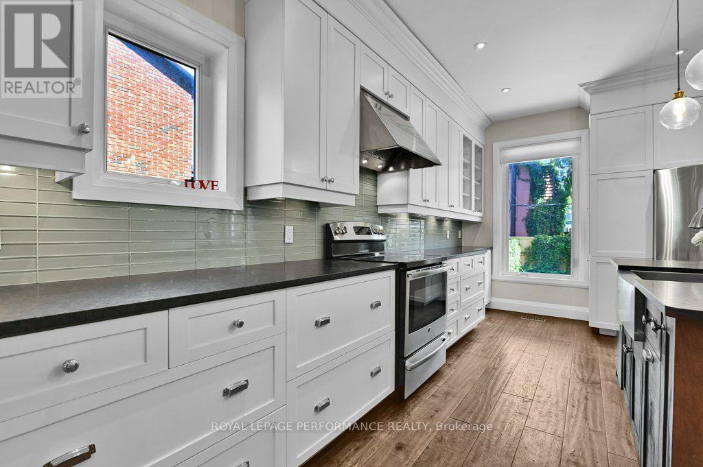 168 Stewart Street, Ottawa, ON - Indoor Photo Showing Kitchen With Upgraded Kitchen