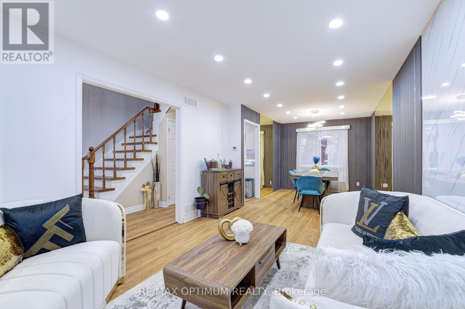 11 Murkar Crescent, Whitby, ON - Indoor Photo Showing Living Room