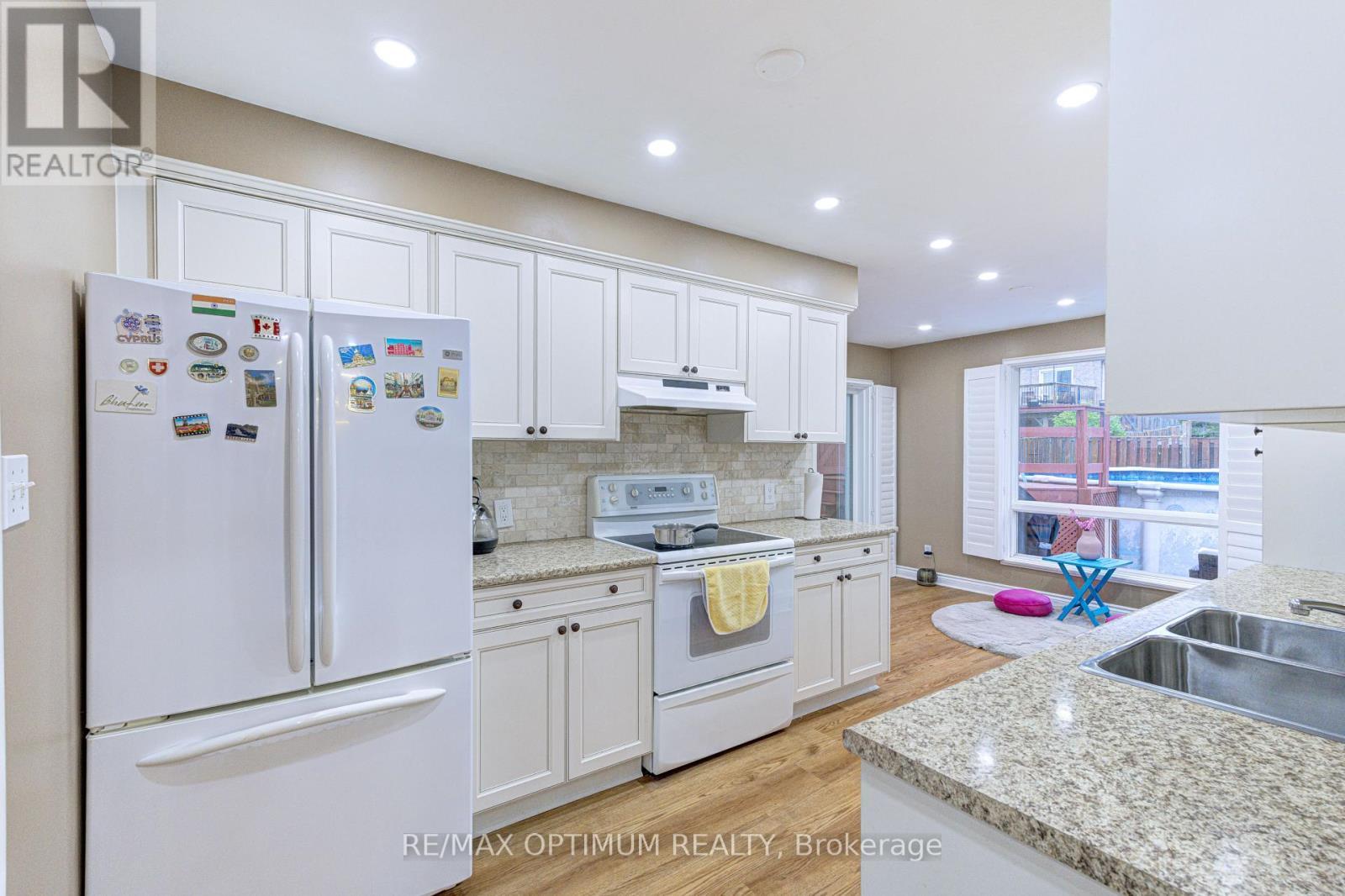 11 Murkar Crescent, Whitby, ON - Indoor Photo Showing Kitchen With Double Sink