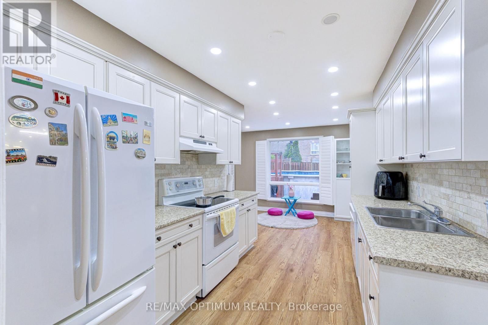 11 Murkar Crescent, Whitby, ON - Indoor Photo Showing Kitchen With Double Sink