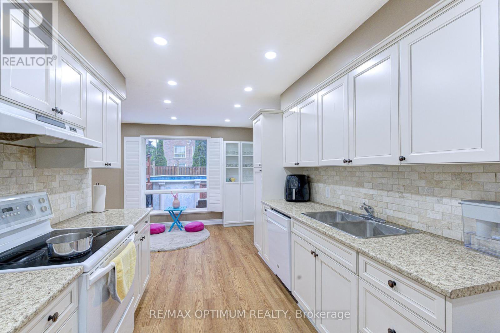11 Murkar Crescent, Whitby, ON - Indoor Photo Showing Kitchen