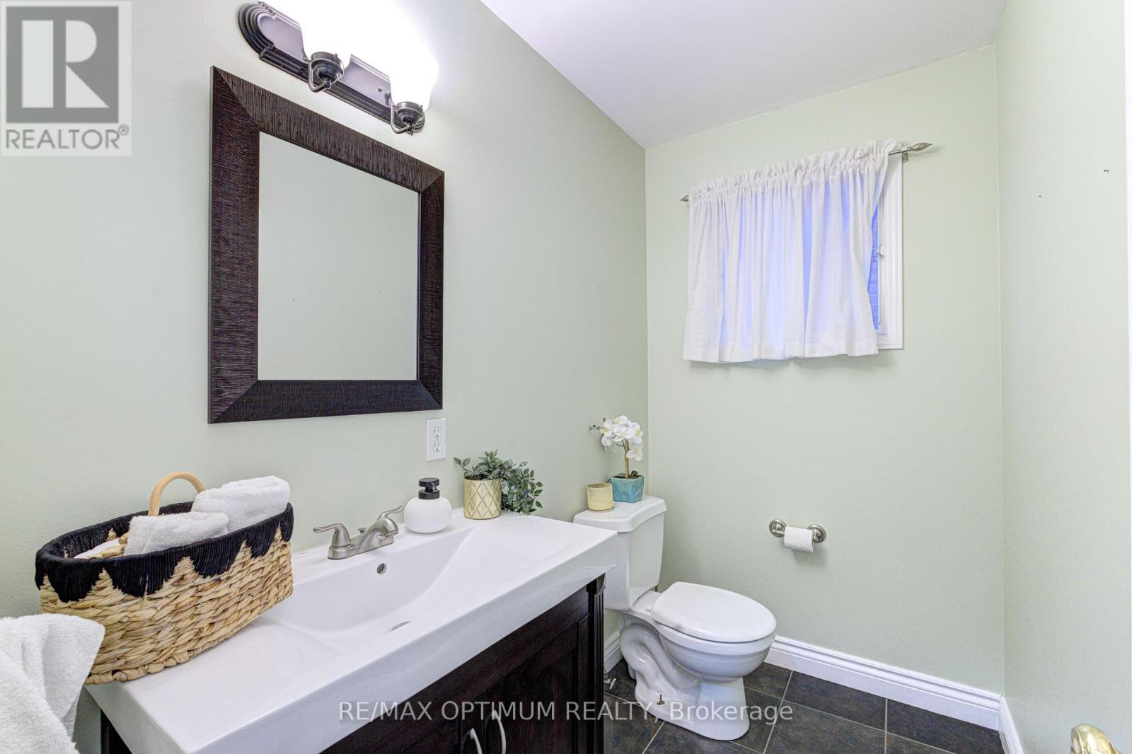 11 Murkar Crescent, Whitby, ON - Indoor Photo Showing Bathroom