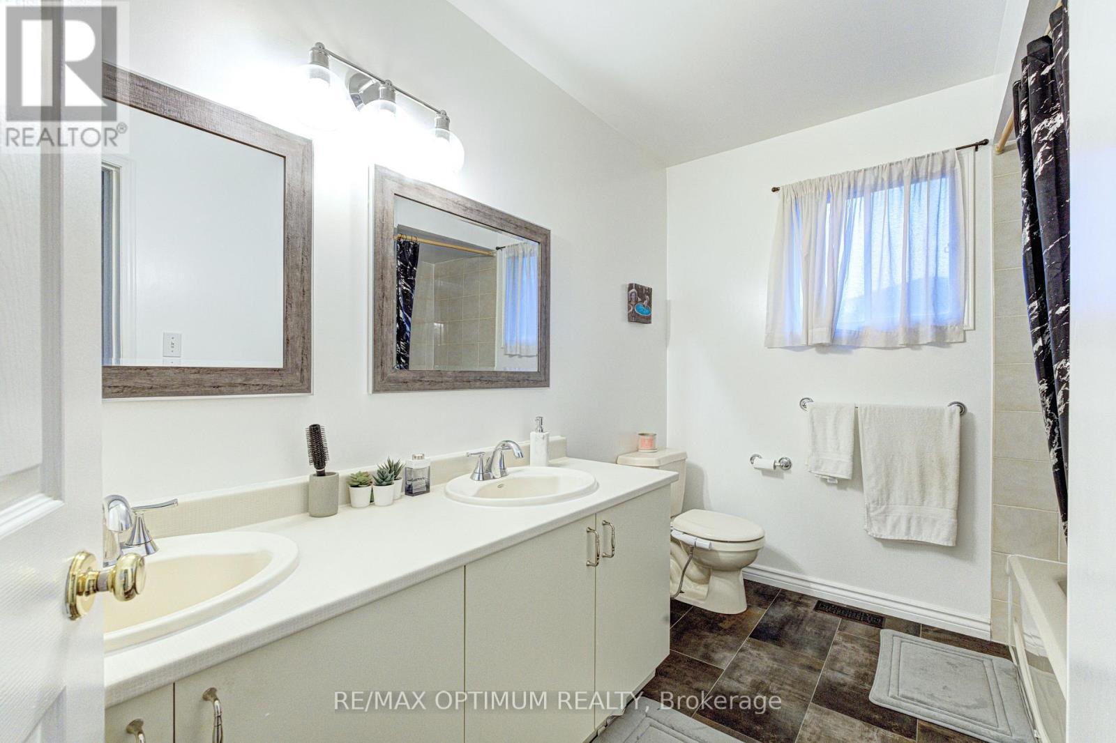 11 Murkar Crescent, Whitby, ON - Indoor Photo Showing Bathroom