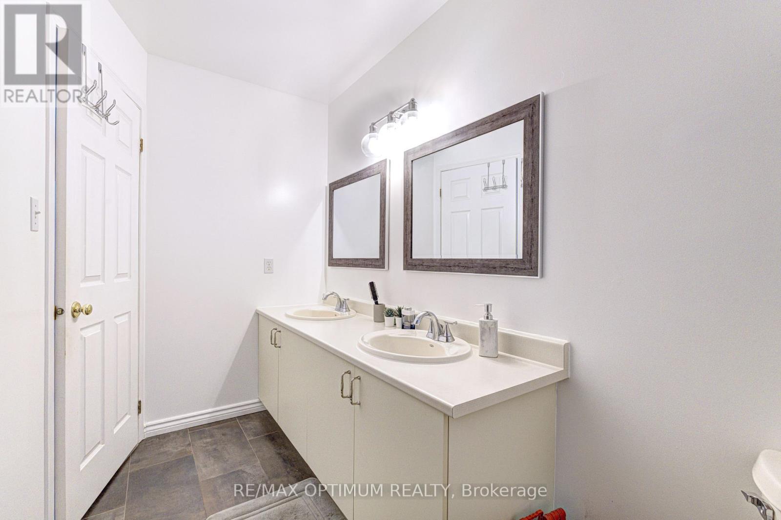 11 Murkar Crescent, Whitby, ON - Indoor Photo Showing Bathroom