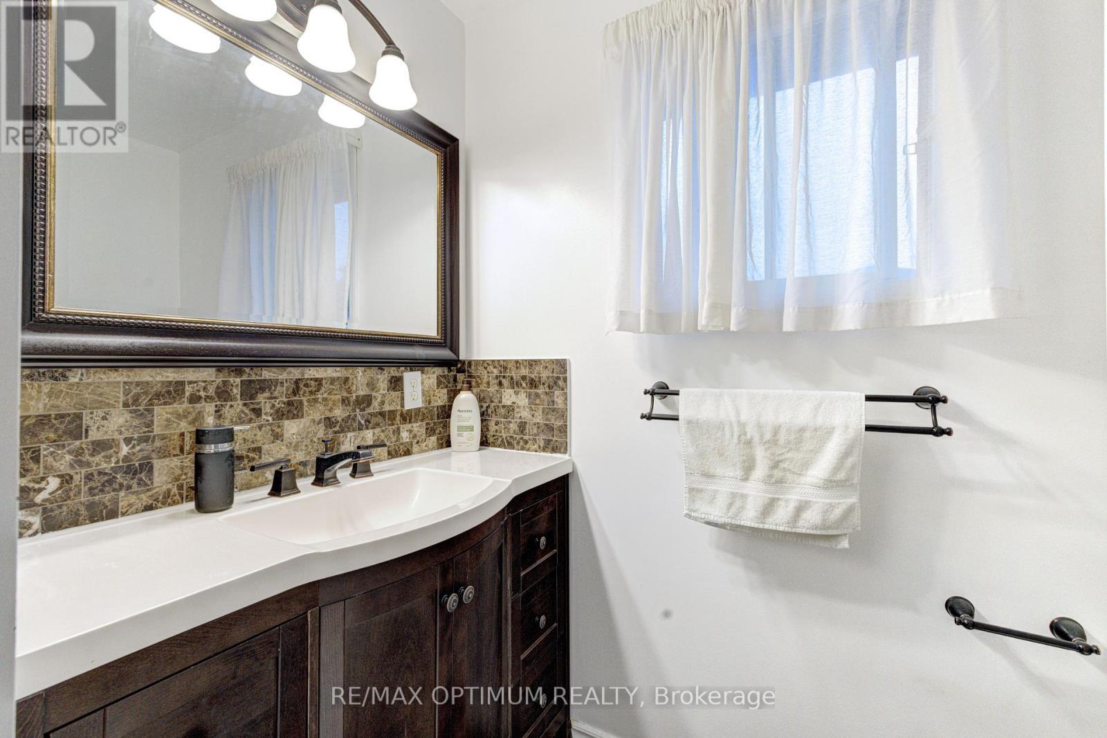 11 Murkar Crescent, Whitby, ON - Indoor Photo Showing Bathroom