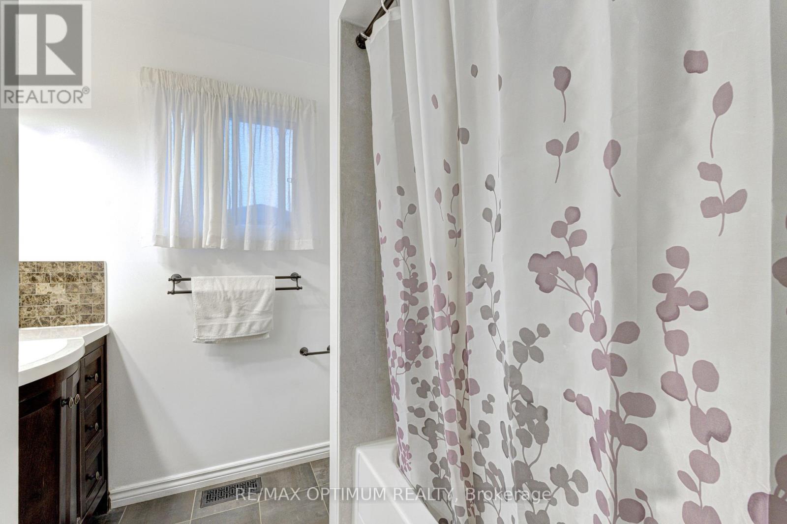 11 Murkar Crescent, Whitby, ON - Indoor Photo Showing Bathroom