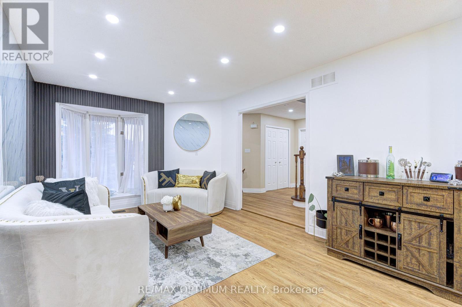 11 Murkar Crescent, Whitby, ON - Indoor Photo Showing Living Room