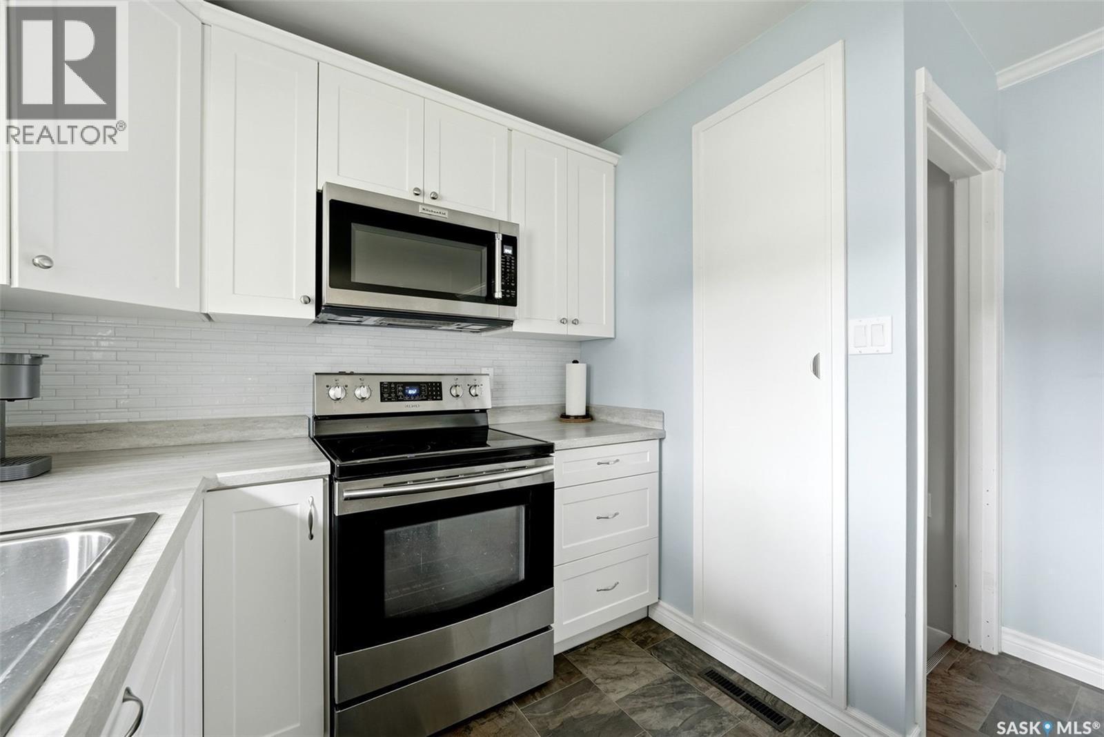 60 Gardiner Avenue, Regina, SK - Indoor Photo Showing Kitchen