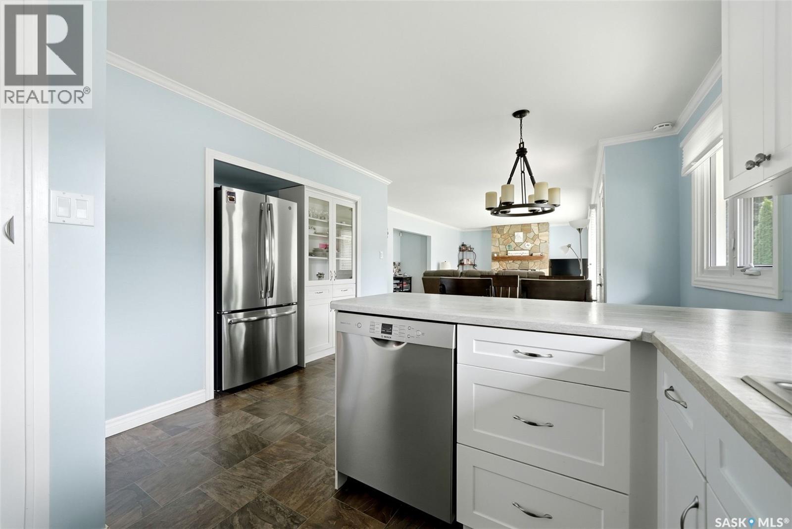 60 Gardiner Avenue, Regina, SK - Indoor Photo Showing Kitchen