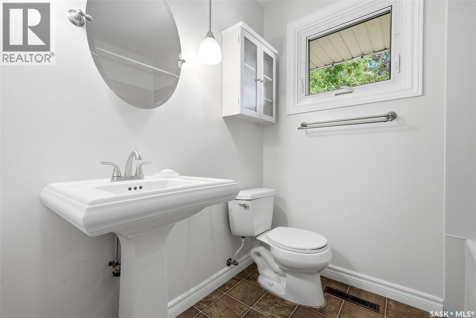 60 Gardiner Avenue, Regina, SK - Indoor Photo Showing Bathroom