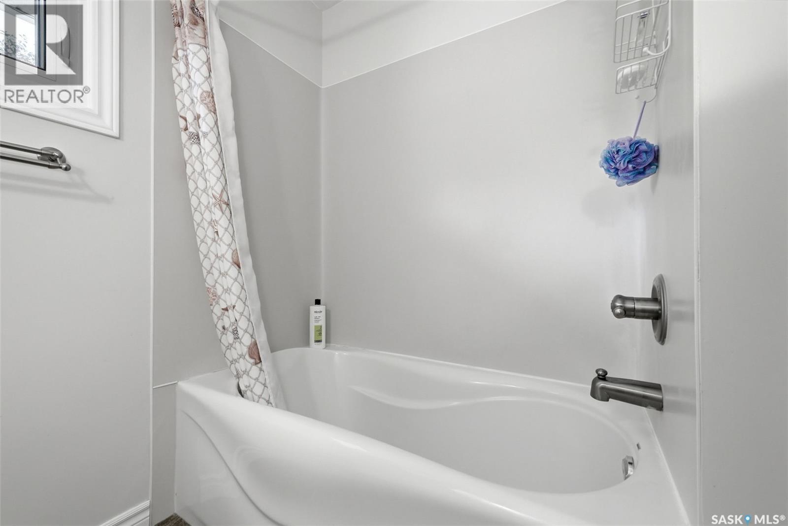 60 Gardiner Avenue, Regina, SK - Indoor Photo Showing Bathroom