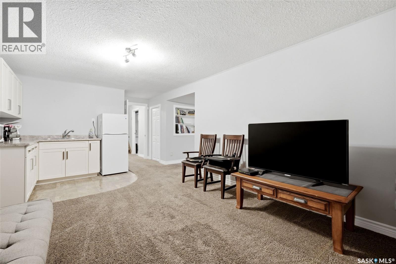 60 Gardiner Avenue, Regina, SK - Indoor Photo Showing Kitchen