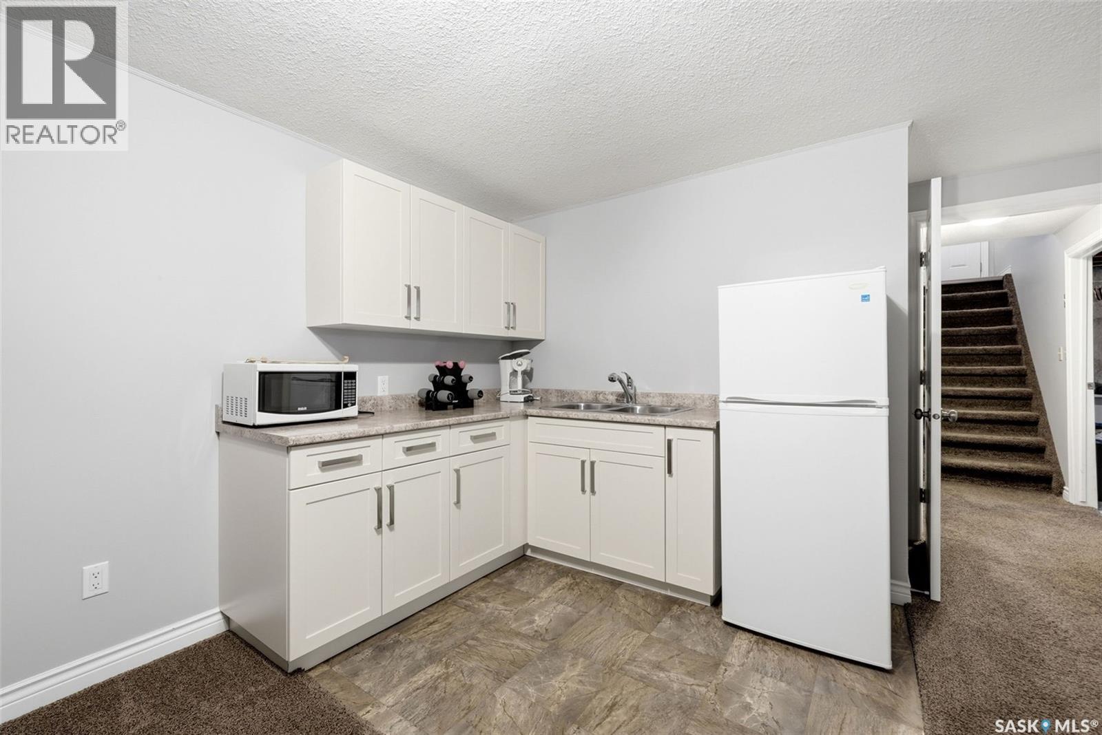 60 Gardiner Avenue, Regina, SK - Indoor Photo Showing Kitchen With Double Sink
