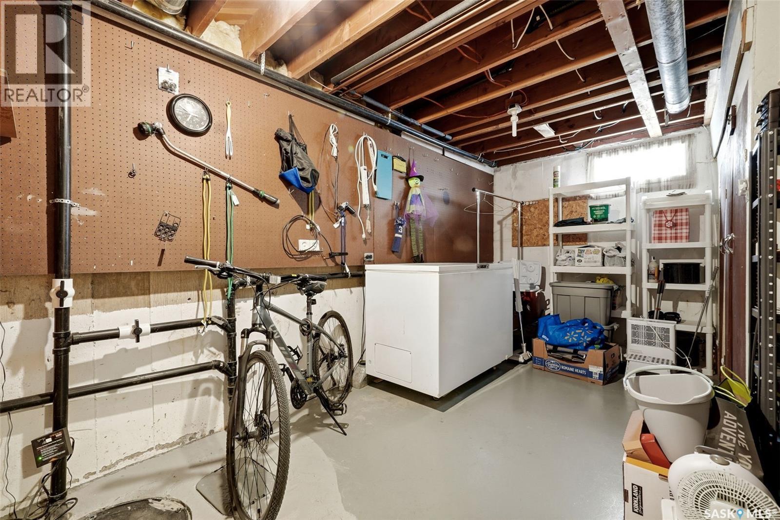 60 Gardiner Avenue, Regina, SK - Indoor Photo Showing Laundry Room