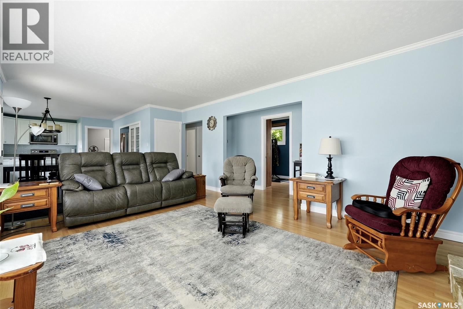 60 Gardiner Avenue, Regina, SK - Indoor Photo Showing Living Room