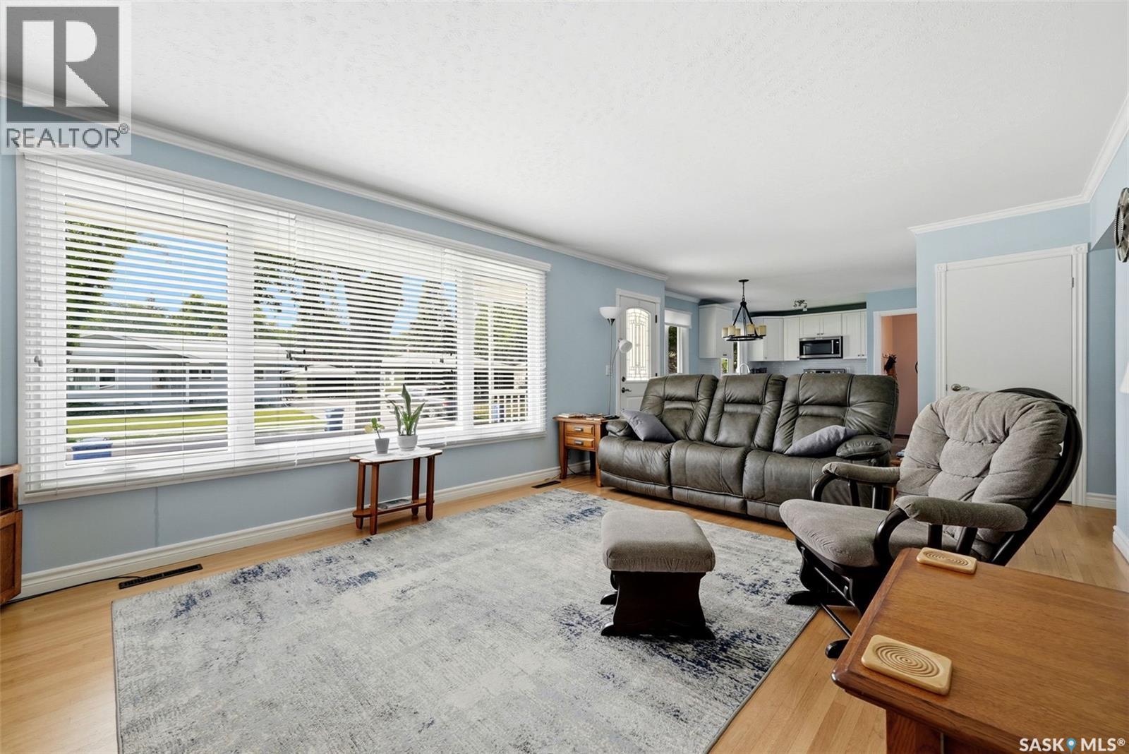 60 Gardiner Avenue, Regina, SK - Indoor Photo Showing Living Room