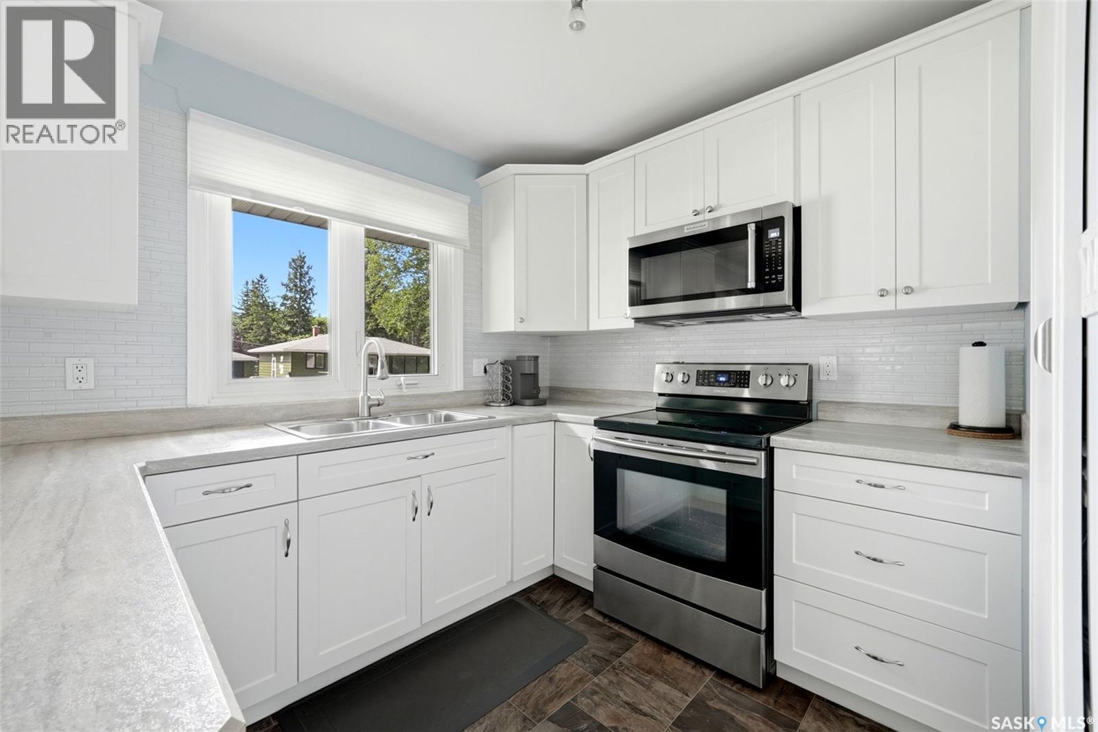 60 Gardiner Avenue, Regina, SK - Indoor Photo Showing Kitchen With Stainless Steel Kitchen With Double Sink