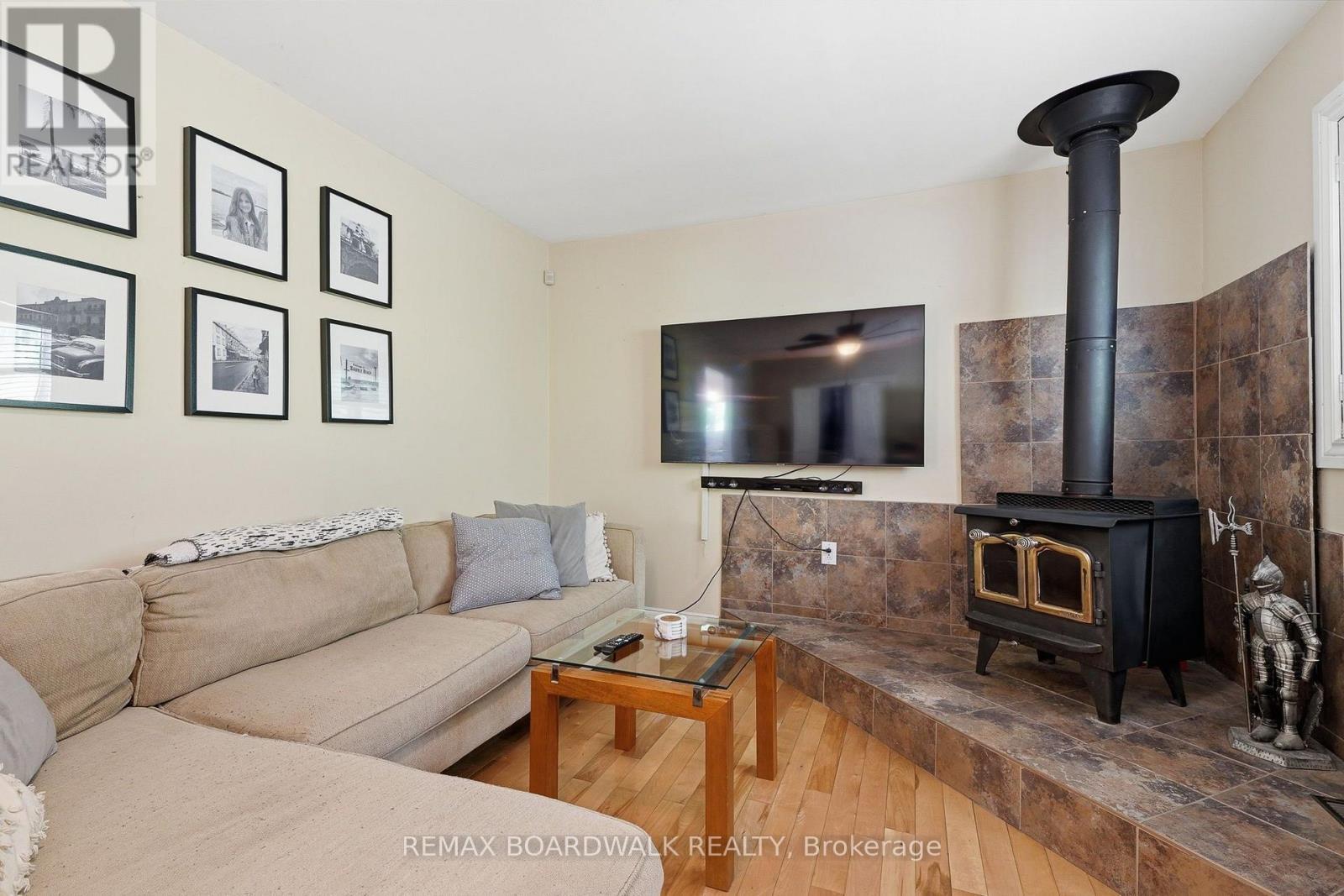 1110 Dunning Road, Ottawa, ON - Indoor Photo Showing Living Room