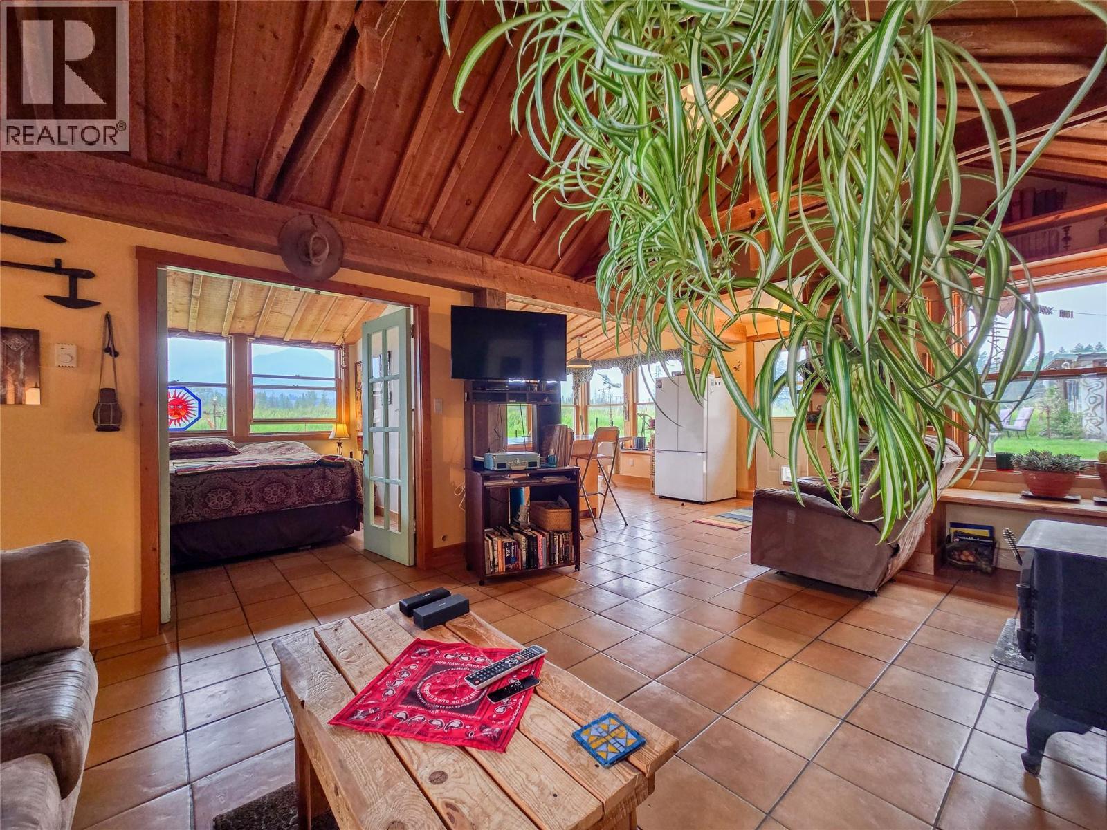 9498 Westside Road, Invermere, BC - Indoor Photo Showing Living Room