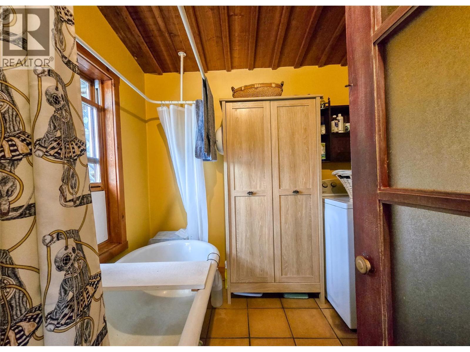 9498 Westside Road, Invermere, BC - Indoor